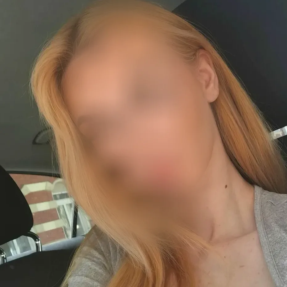 Amira, 20
