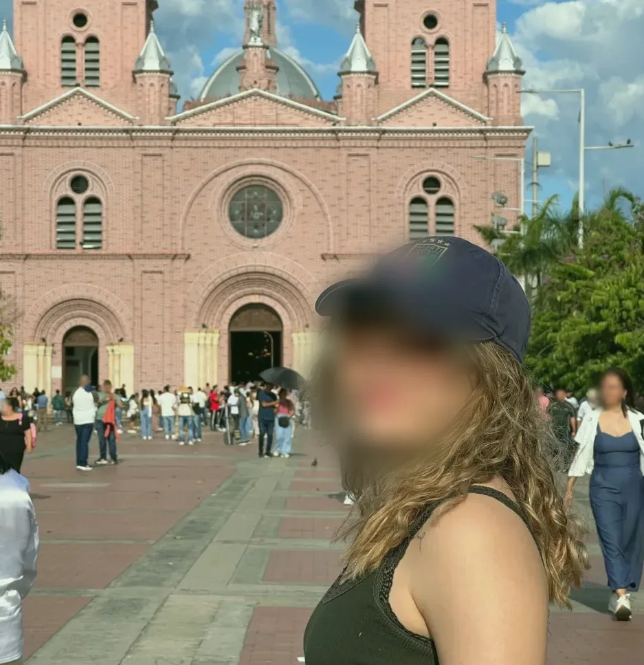 Nicola, 25