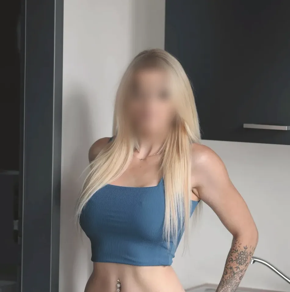 Samantha, 28